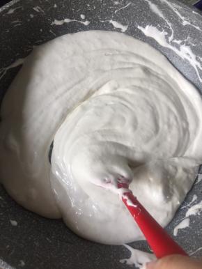 耐心搅拌融化到无颗粒