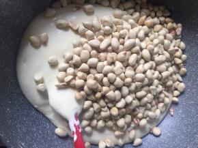 倒入花生，稍微拌一下