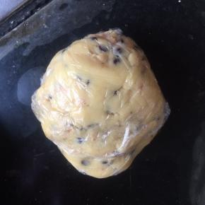 揉匀，用保鲜膜包好放冰箱冷藏半小时