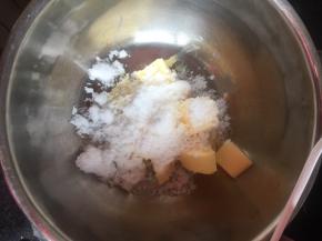 黄油软化到轻轻一按到底，我室温一直不软化，微波炉加热了十秒，第二次做时微波炉加热部分融化了，不过做出来口感一样。黄油加糖打到羽毛状