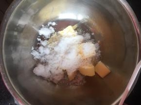 黄油软化到轻轻一按到底，我室温一直不软化，微波炉加热了十秒，第二次做时微波炉加热部分融化了，不过做出来口感一样。黄油加糖打到羽毛状