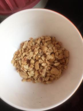 我用的生花生，铺入烤盘，120度烤15-20分钟，部分花生的红皮裂开，或尝一下确定熟即可，用保鲜袋装好用擀面杖碾碎