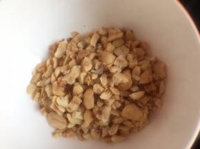 我用的生花生，铺入烤盘，120度烤15-20分钟，部分花生的红皮裂开，或尝一下确定熟即可，用保鲜袋装好用擀面杖碾碎