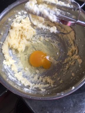 加鸡蛋继续打匀