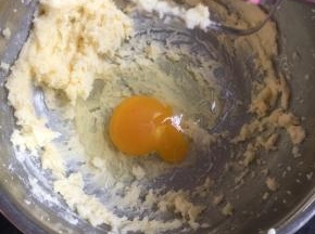 加鸡蛋继续打匀