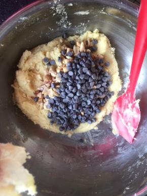 倒入花生碎和巧克力豆