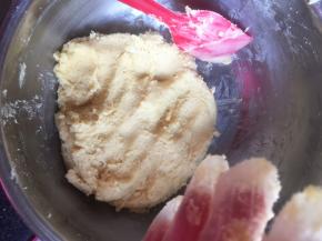 搅拌均匀，戴上手套揉也可以