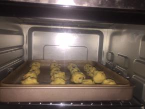 放入预热好的烤箱160度烤15-18分钟，看曲奇上色情况关烤箱