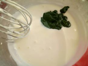 把调好的抹茶放入奶酪糊里拌匀。