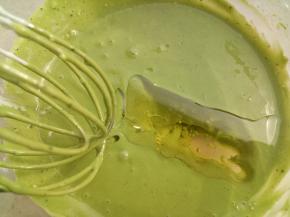 加入玉米油搅匀。