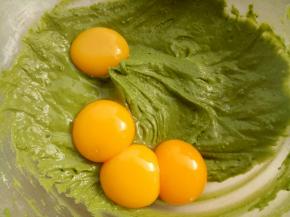 加入蛋黄同样“Z”字形搅匀。