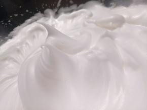 蛋白滴几滴白醋(或者是柠檬汁)分三次加入砂糖打至弯勾状。同时烤箱180度开始预热。