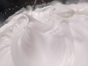 蛋白滴几滴白醋(或者是柠檬汁)分三次加入砂糖打至弯勾状。同时烤箱180度开始预热。