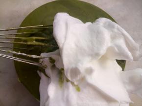 取三分之一蛋白糊与抹茶糊翻拌均匀。