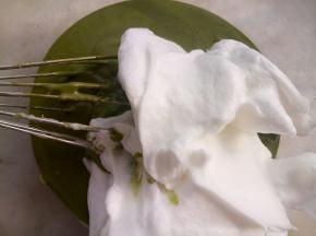 取三分之一蛋白糊与抹茶糊翻拌均匀。