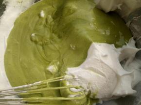 把拌匀的糊全部倒入剩下的蛋白糊里，翻拌均匀。