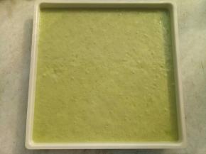 混合好的糊倒入中国红碳钢正方形烤盘里。震几下，震出大气泡。放入预热好的烤箱里，中层180度烤25分钟。