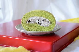 出炉后脱模放凉(盖一条潮点的毛巾，防止干。不然一会卷的时候蛋糕会裂)。