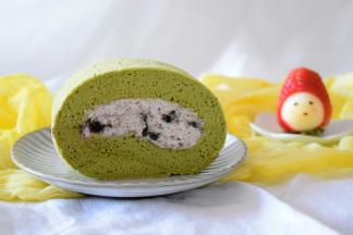 淡奶油加糖粉，盐打至7分发，加入奥利奥碎再略微打几下就可以了，抹在蛋糕卷上卷起来。用油纸包裹住蛋糕卷放入冰箱冷藏30分钟定型就可以切开享用了。