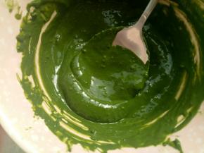 抹茶粉用温水调至浓稠状(建议宇治的抹茶粉，味道和颜色都不错)