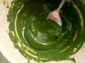抹茶粉用温水调至浓稠状(建议宇治的抹茶粉，味道和颜色都不错)