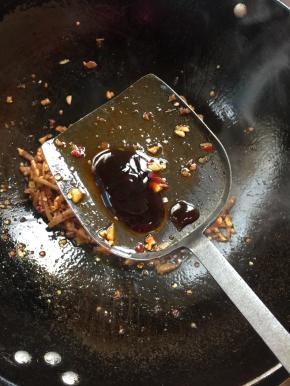 加入一勺蚝油。