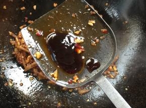 加入一勺蚝油。