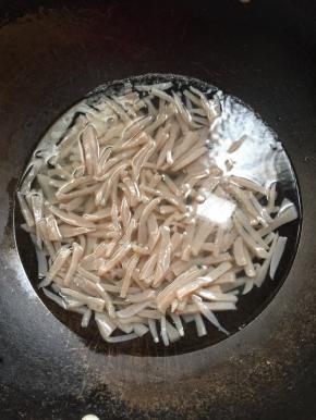 水烧开，放入切好的魔芋煮透，大约要煮10分钟到15分钟的时间。