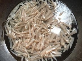 水烧开，放入切好的魔芋煮透，大约要煮10分钟到15分钟的时间。