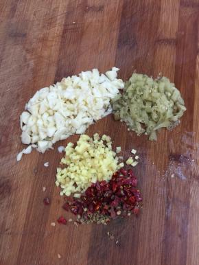 蒜瓣剥皮剁成蒜蓉，生姜切成粒，干辣椒切成小块，泡椒切碎备用。