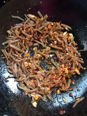 放入魔芋翻炒片刻。