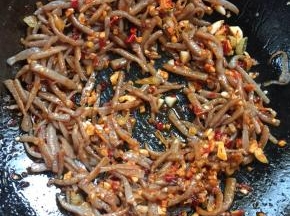 放入魔芋翻炒片刻。