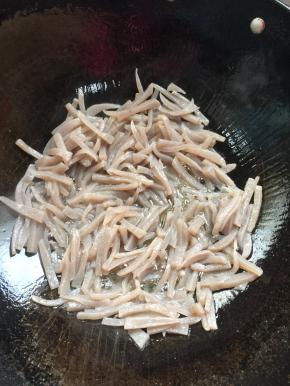 锅烧热倒入适量的油烧至七成热，放入魔芋爆炒。