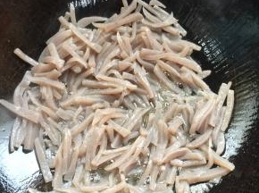 锅烧热倒入适量的油烧至七成热，放入魔芋爆炒。