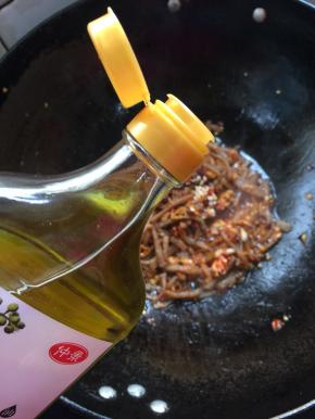 放入一勺仲景花椒油。