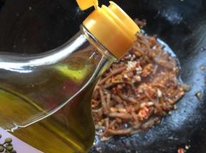 放入一勺仲景花椒油。