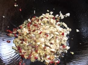 锅中留适量的底油，放入蒜瓣，生姜，花椒，干辣椒，泡椒炒出香味儿。