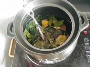 砂锅放入枇杷叶雪梨还有冰糖再倒入适量的水