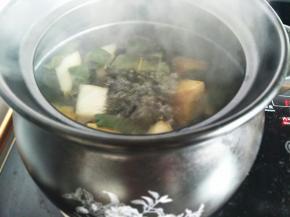 大火煮开转小火。煮两个钟头！汁液都变色了，就可以关火了