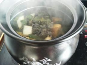 大火煮开转小火。煮两个钟头！汁液都变色了，就可以关火了