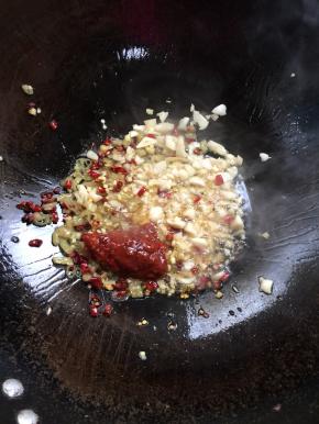 放入一勺郫县豆瓣酱煸炒出红油。