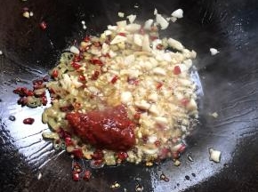 放入一勺郫县豆瓣酱煸炒出红油。