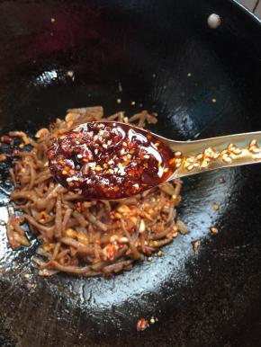 放入一勺自制辣椒油。