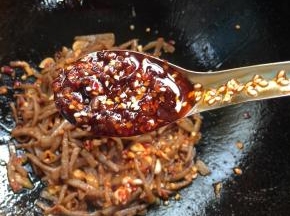 放入一勺自制辣椒油。