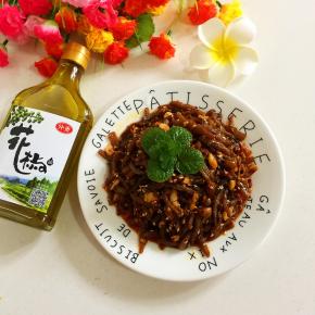 一道麻辣鲜香，非常有嚼劲儿的麻辣魔芋干就做好啦，喜欢的朋友赶紧试试吧。