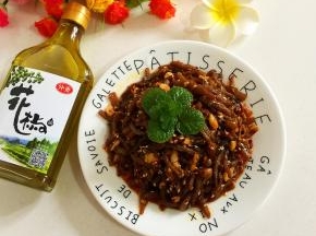 一道麻辣鲜香，非常有嚼劲儿的麻辣魔芋干就做好啦，喜欢的朋友赶紧试试吧。