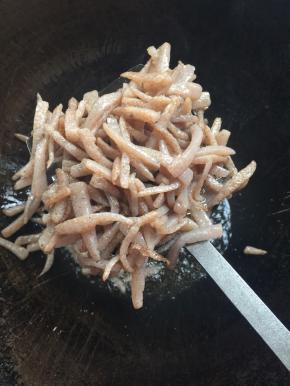 把魔芋里的水分炒干，魔芋有点儿焦黄即可捞出备用。