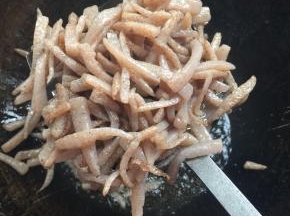 把魔芋里的水分炒干，魔芋有点儿焦黄即可捞出备用。