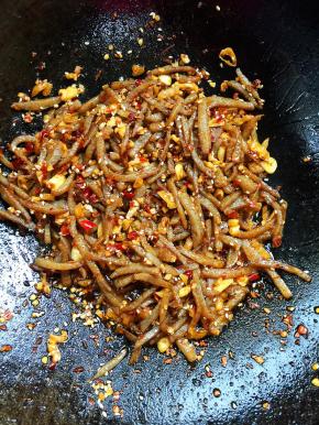 起锅前加入适量的鸡精和白芝麻翻炒均匀即可。