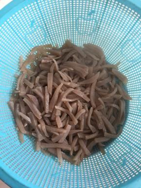 煮透的魔芋捞出来彻底沥干水分备用。